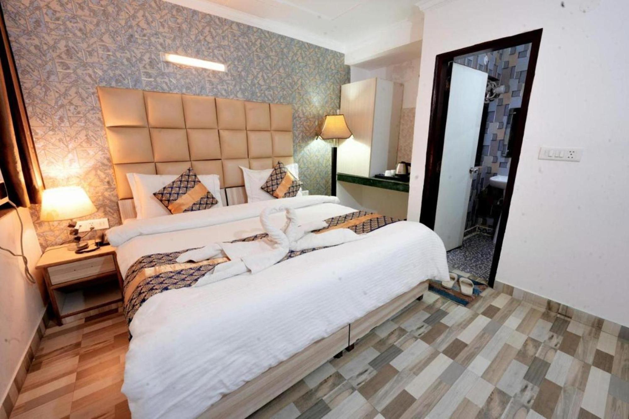 Hotel Clink New Delhi Airport Exterior foto