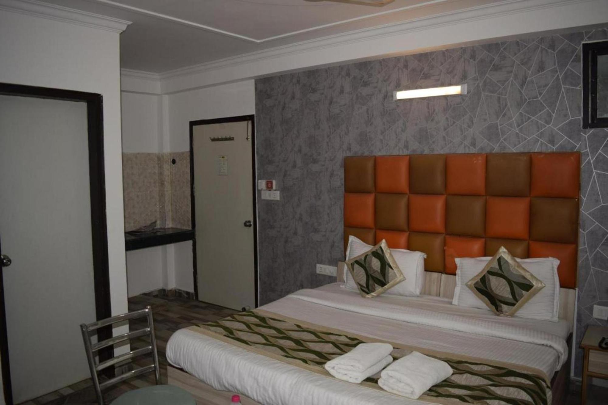 Hotel Clink New Delhi Airport Exterior foto