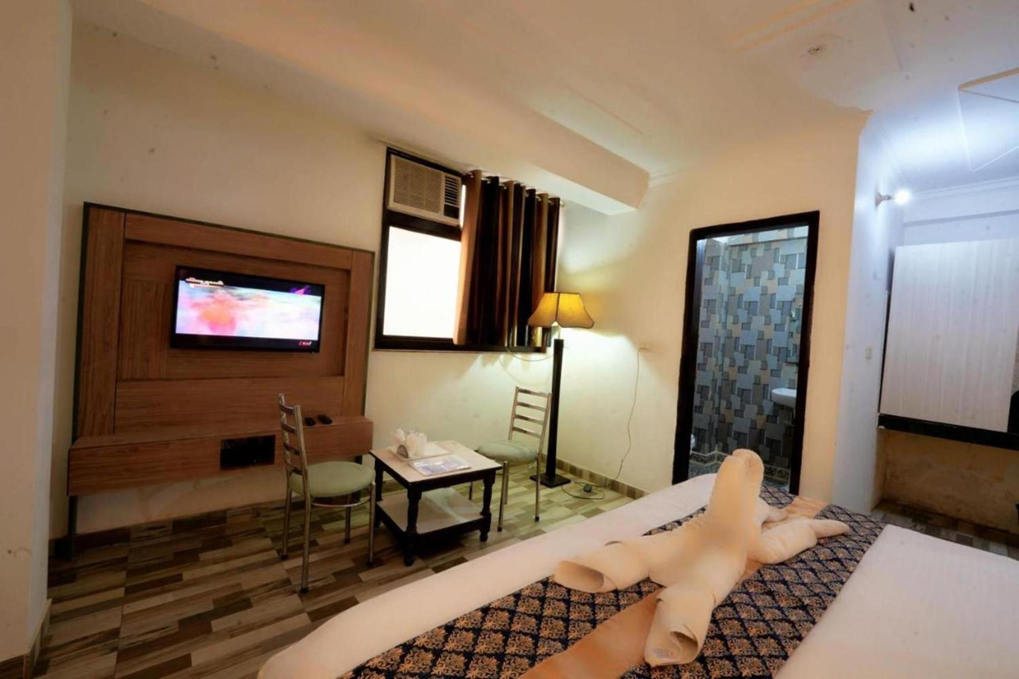 Hotel Clink New Delhi Airport Exterior foto
