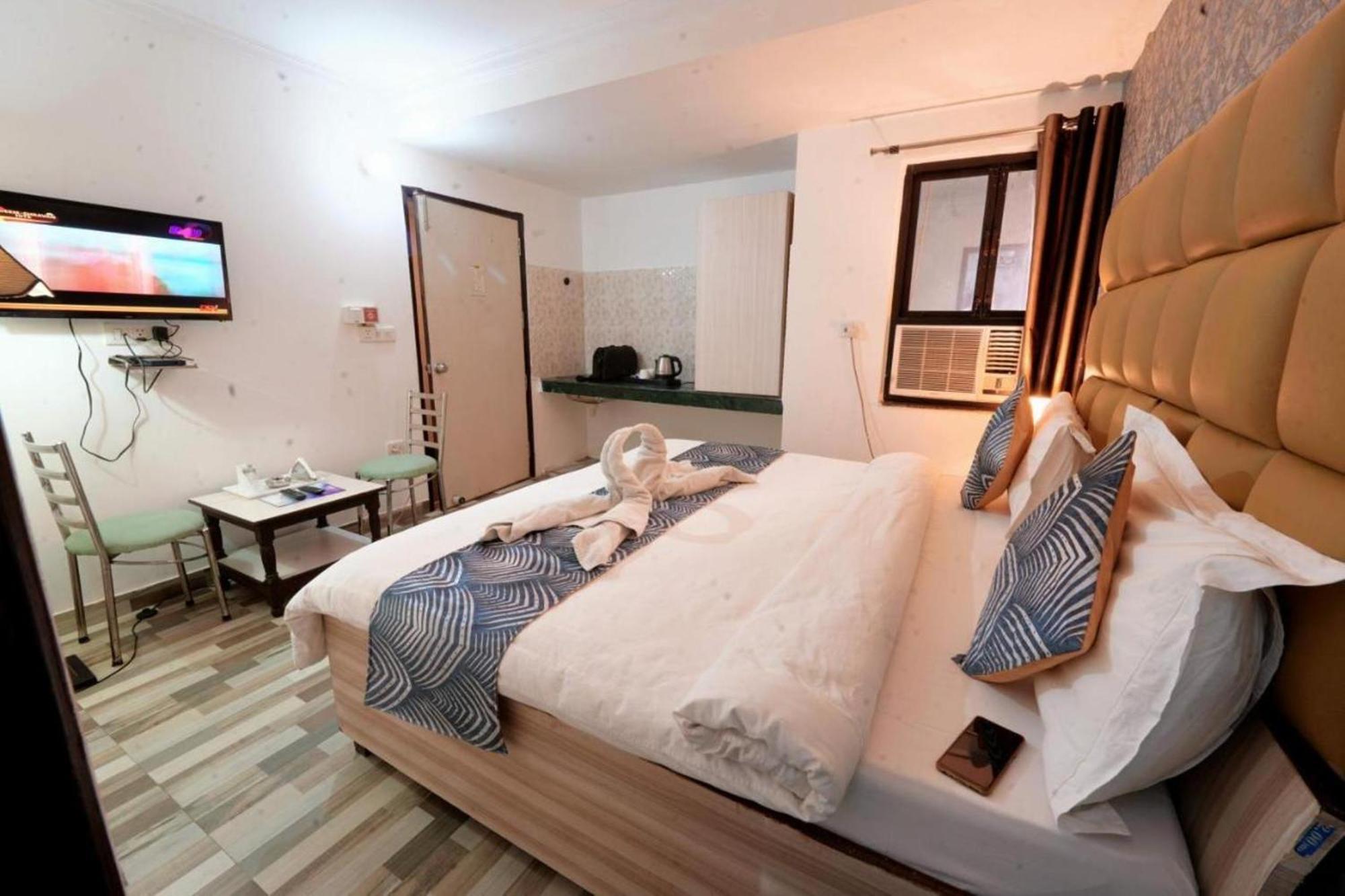 Hotel Clink New Delhi Airport Exterior foto