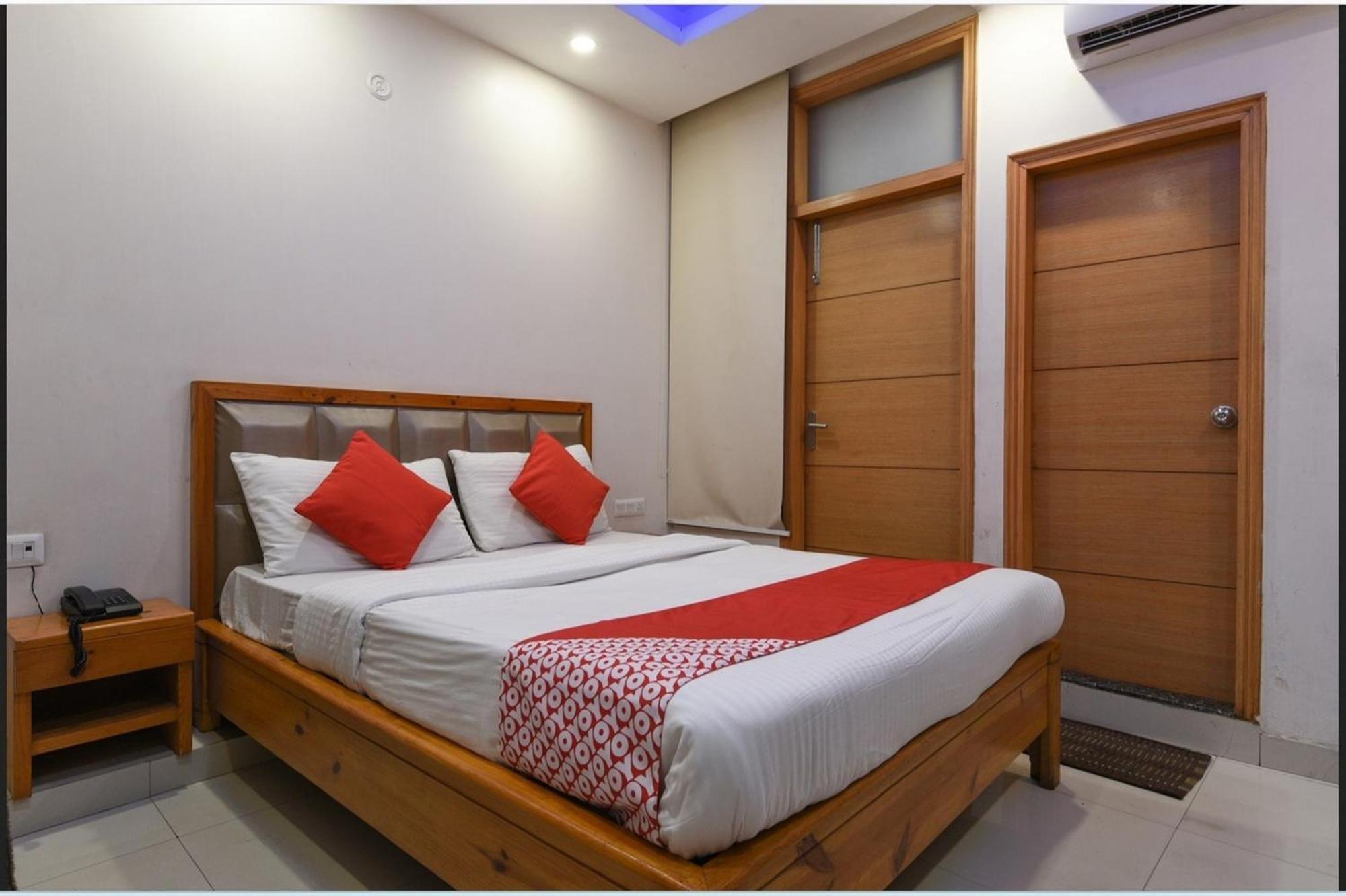Hotel Clink New Delhi Airport Exterior foto
