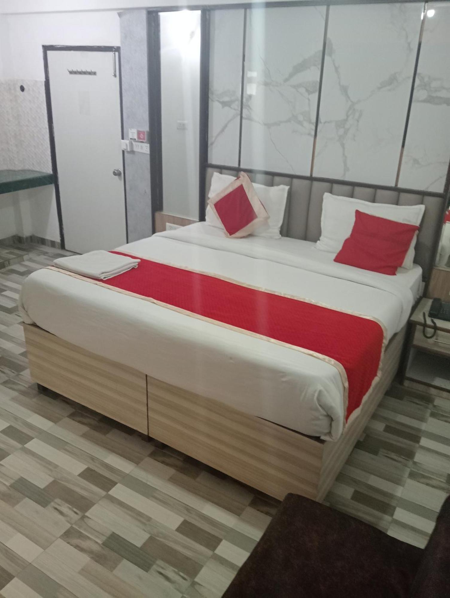 Hotel Clink New Delhi Airport Exterior foto